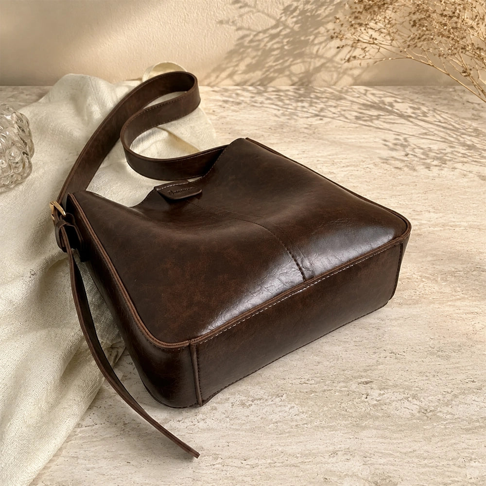 Sac cabas cuir rigide sur marbre