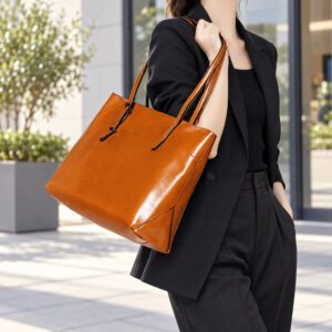 Grand sac à main cuir marron porté avec une tenue noire élégante