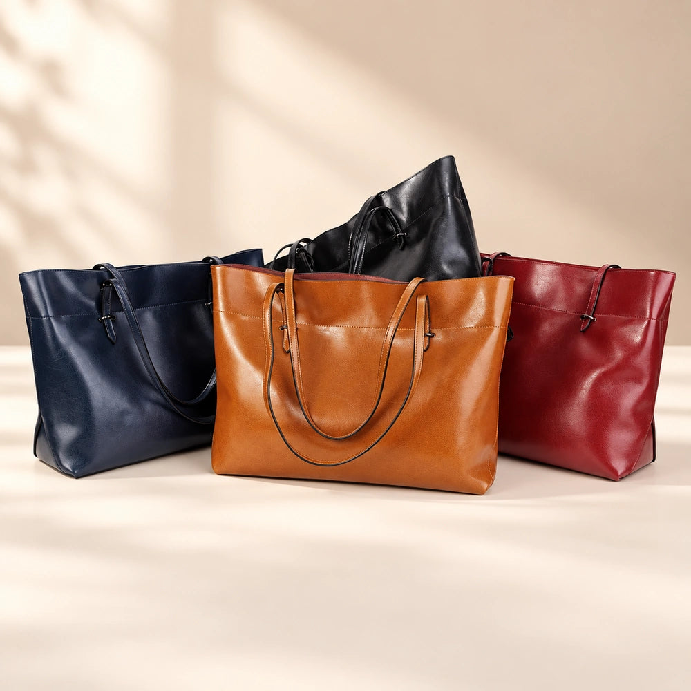 Collection de grands sacs à main en cuir sur fond studio clair