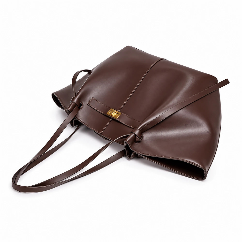 Grand sac marron souple posé à plat sur fond blanc