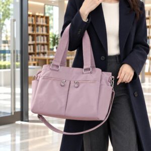 Grand sac à main multipoches mauve porté à la main
