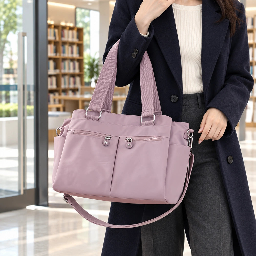 Grand sac à main multipoches mauve porté à la main