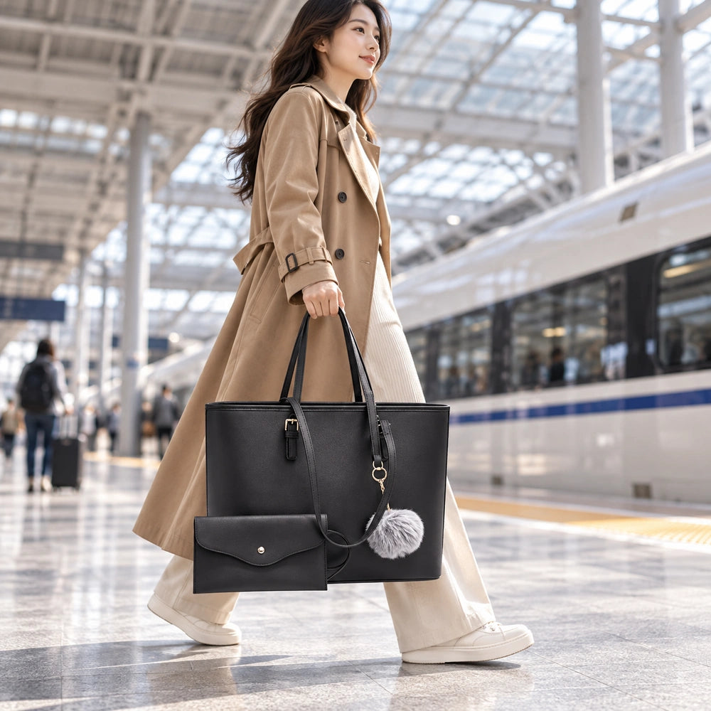 Grand sac rigide noir porté à la main dans une gare