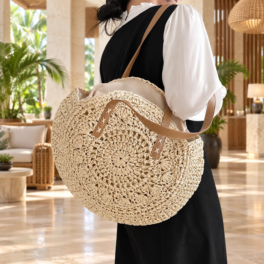 Grand sac rond ivoire porté dans un resort tropical