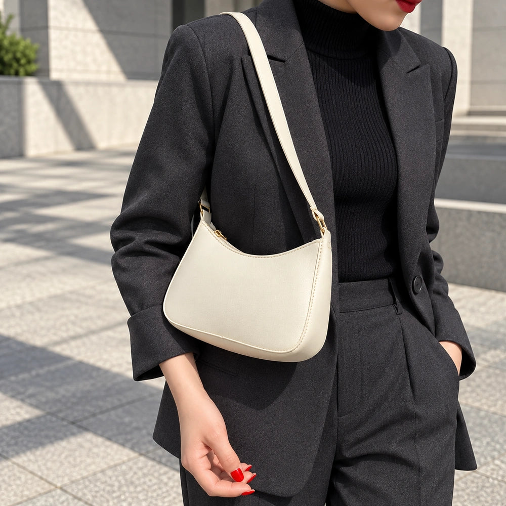Sac blanc avec tailleur noir