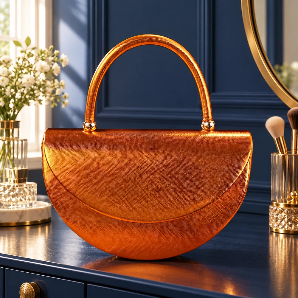 Petit sac à main doré exposé