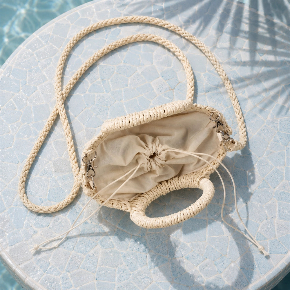 Sac à main bandoulière en paille posé
