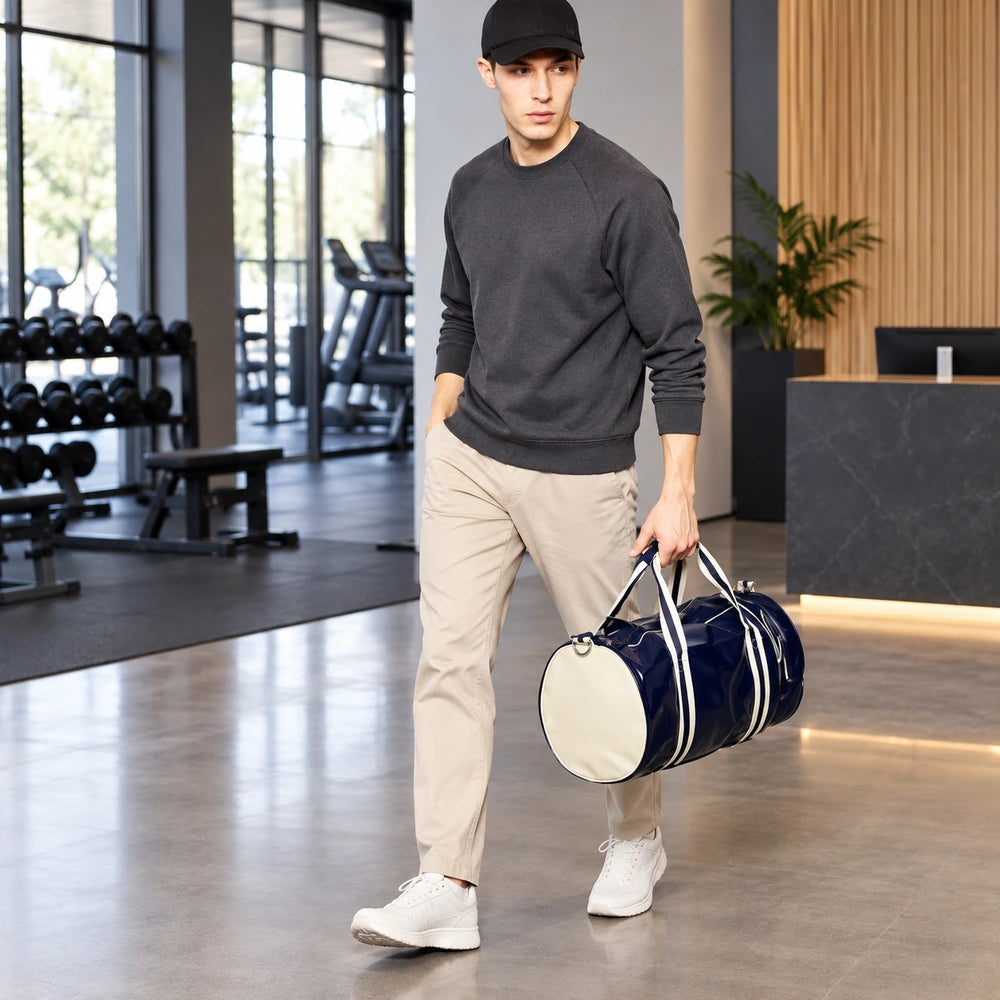 Sac à main homme sport porté par un homme dans une salle de sport