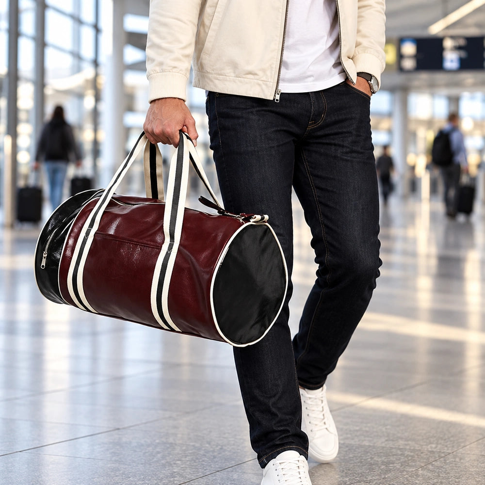 Sac à main homme sport dans une gare