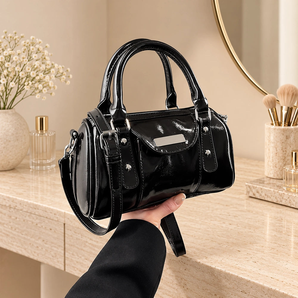 Sac à main noir vernis porté