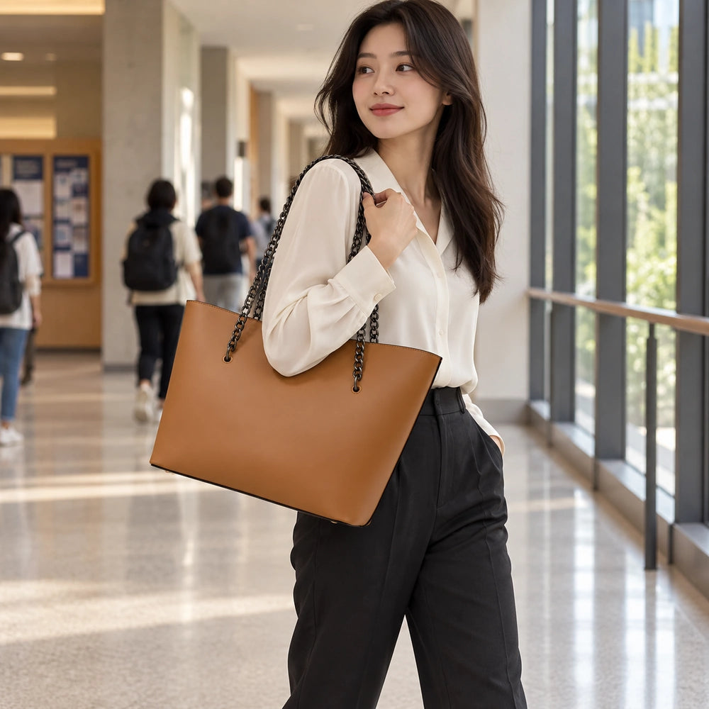 Sac à main pour les cours avec chaîne femme asiatique
