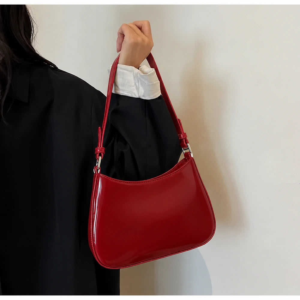 Sac à main rouge tendance porté