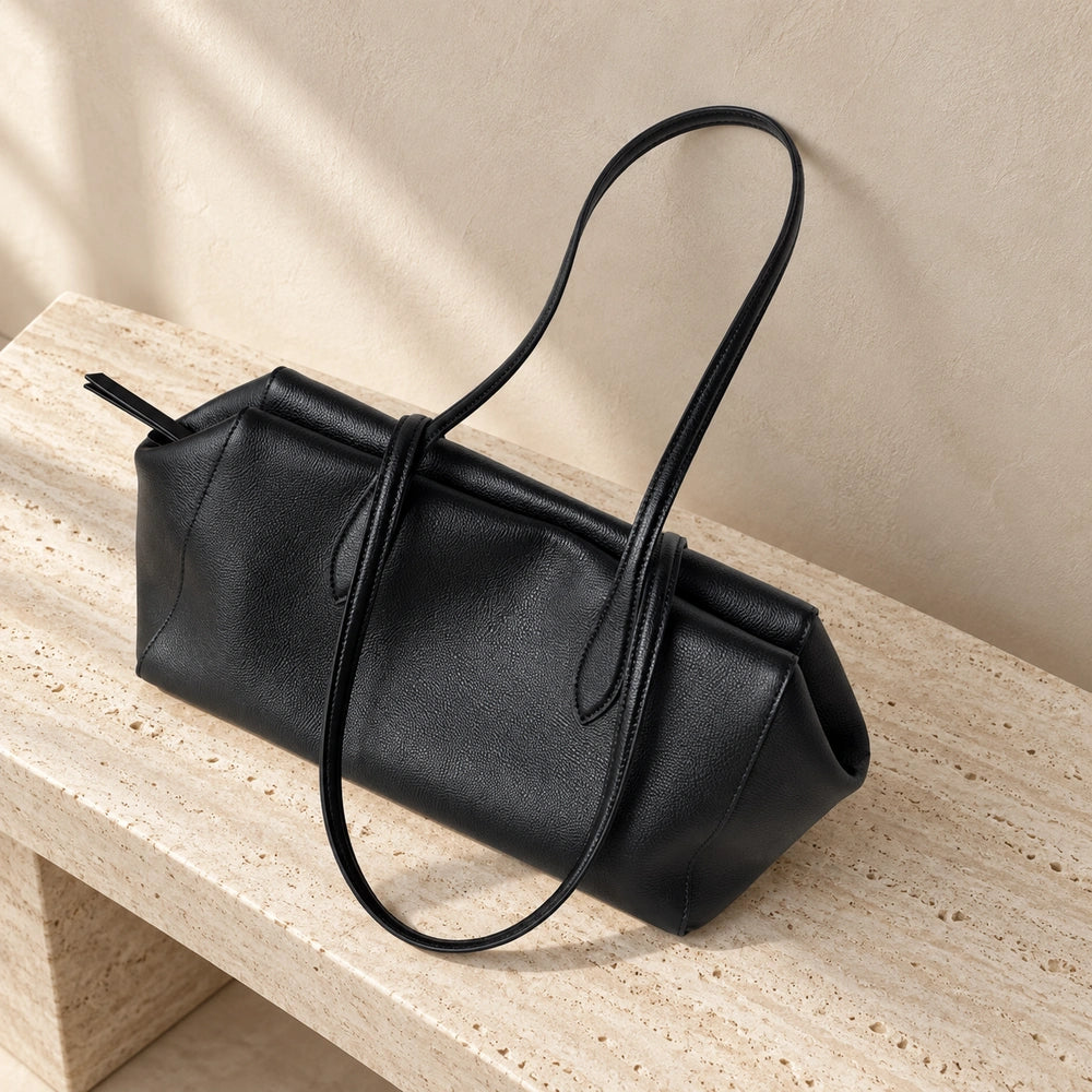 Sac porté épaule cuir noir exposé